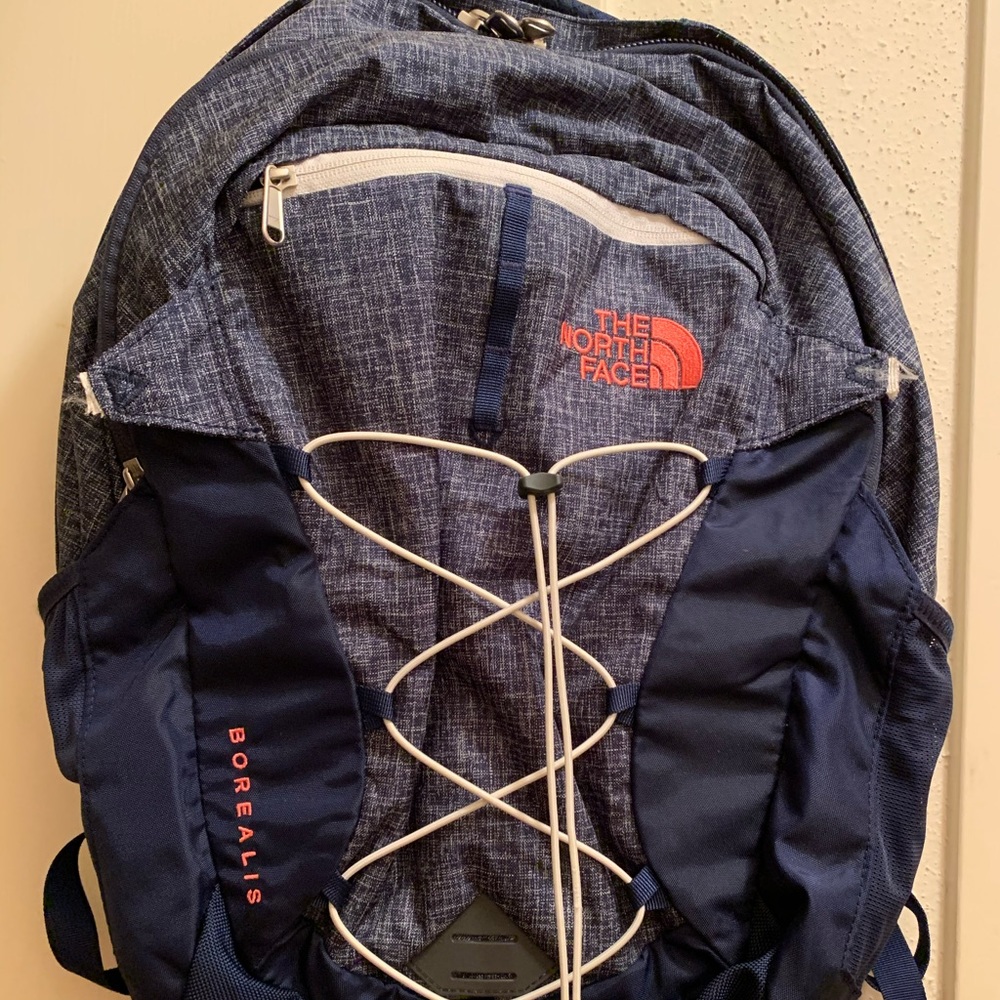 I’m selling a New North face Back pack.
